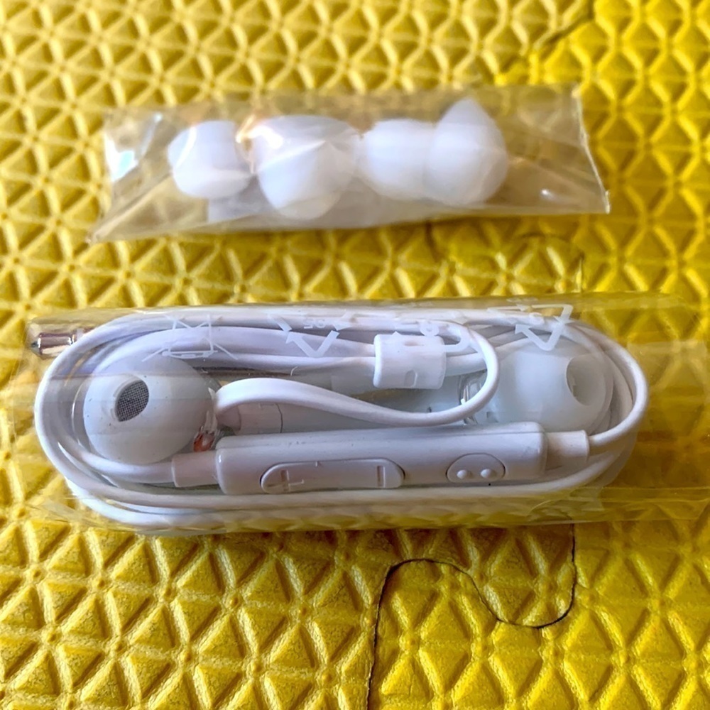 New in original packaging headset / earphone with volume control white
